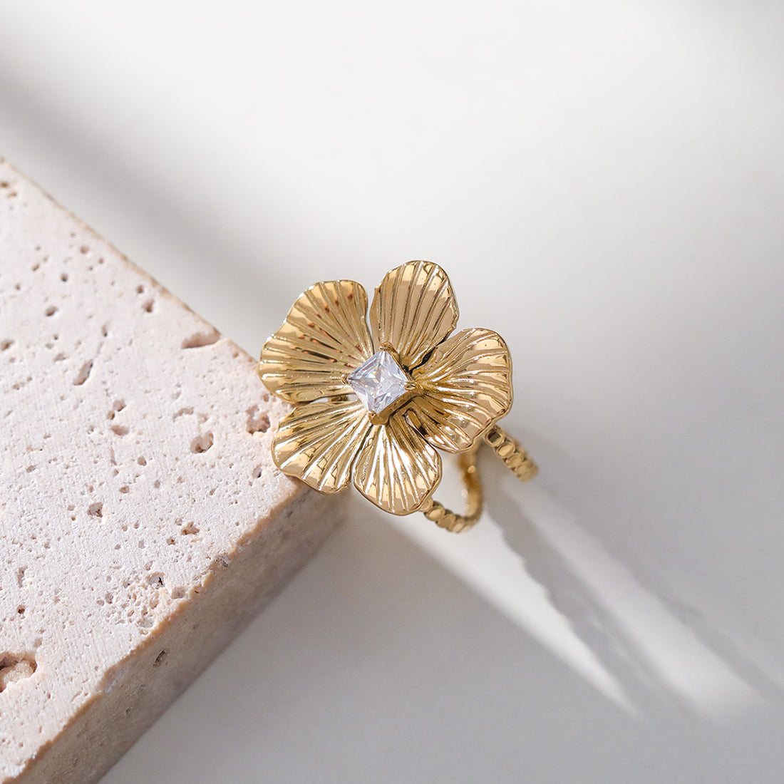 Eclat Paris anello acciaio inox modello regolabile a fiore con strass
