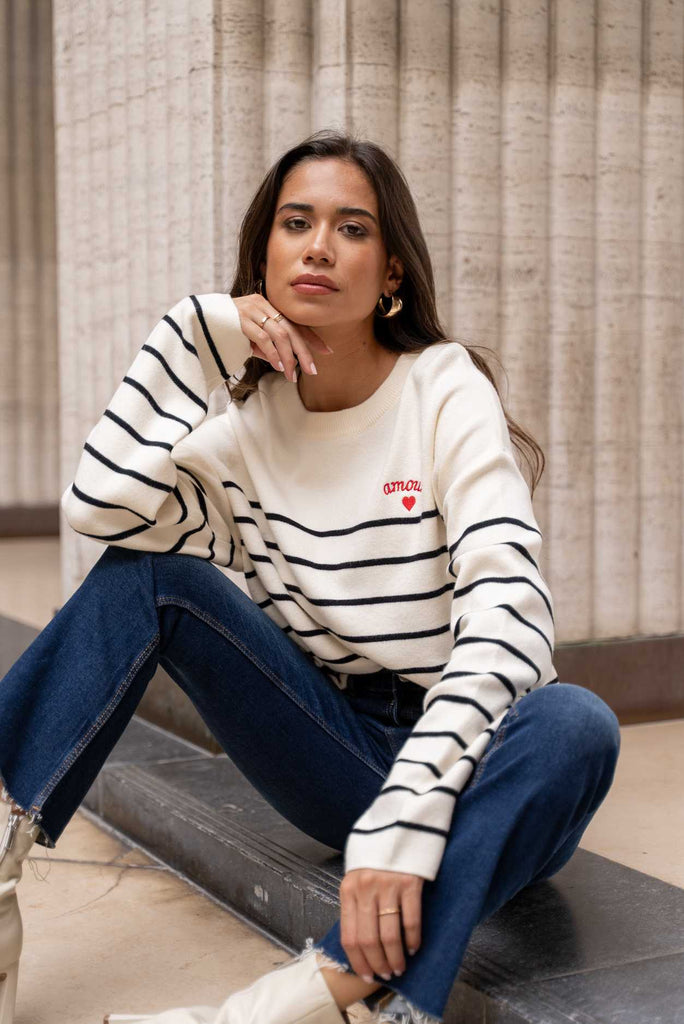 pull paris modello a felpa ecru con righe nere e scritta amour rossa laterale con cuoricino