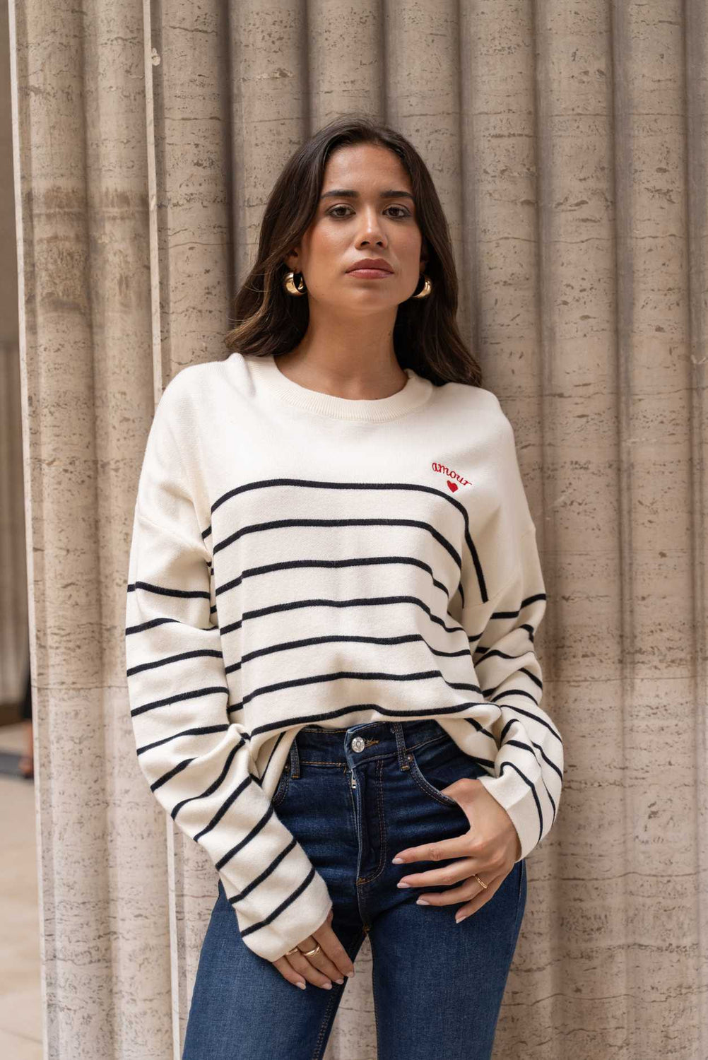 pull paris modello a felpa ecru con righe nere e scritta amour rossa laterale con cuoricino