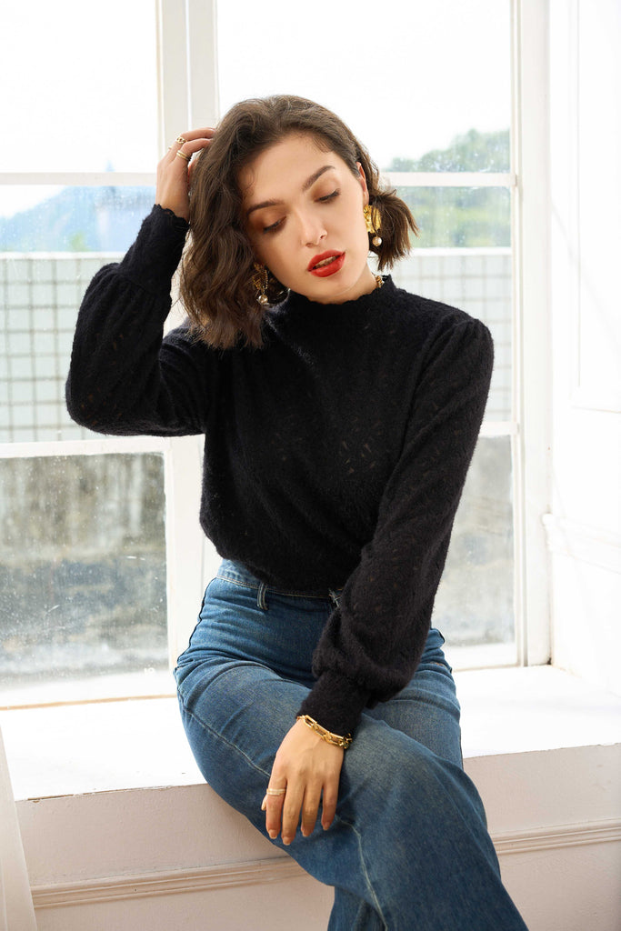 Maglia Nadine effetto peluche nero in cotone con collo alto smerlato e bottoncino di chiusura dietro il collo