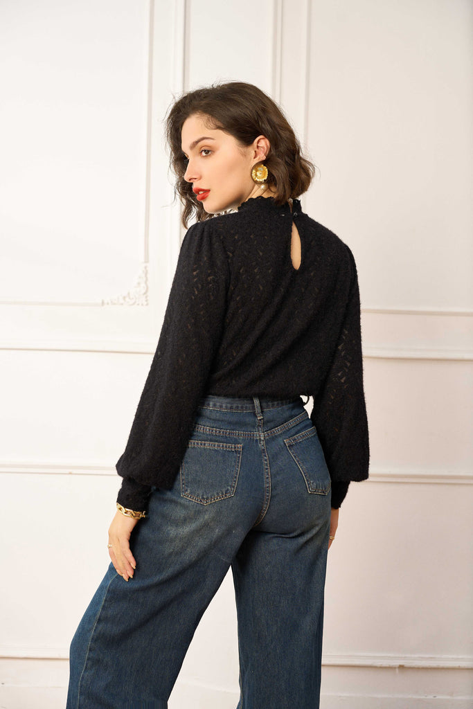 Maglia Nadine effetto peluche nero in cotone con collo alto smerlato e bottoncino di chiusura dietro il collo