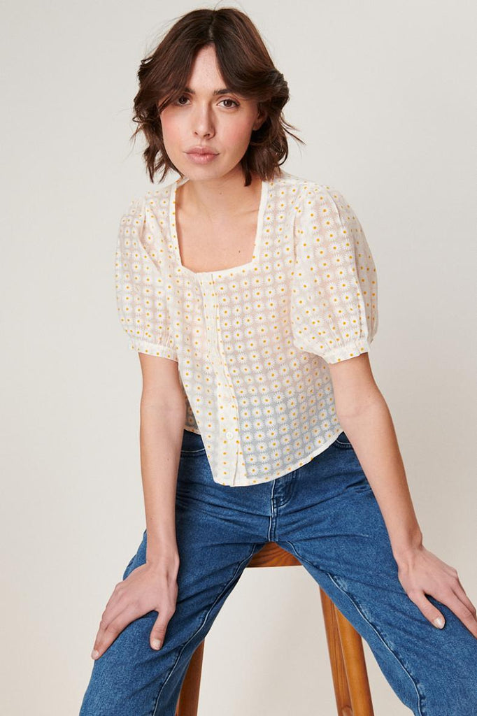 top camicetta misto cotone, modello cropped velata con stampa margherite e maniche corte a palloncino