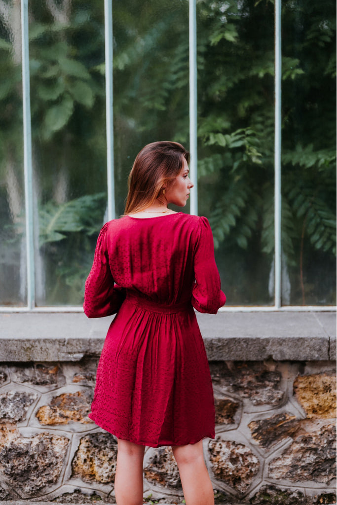 vestito elegante satinato rosso, stampa naturale, maniche lunghe, gonna morbida