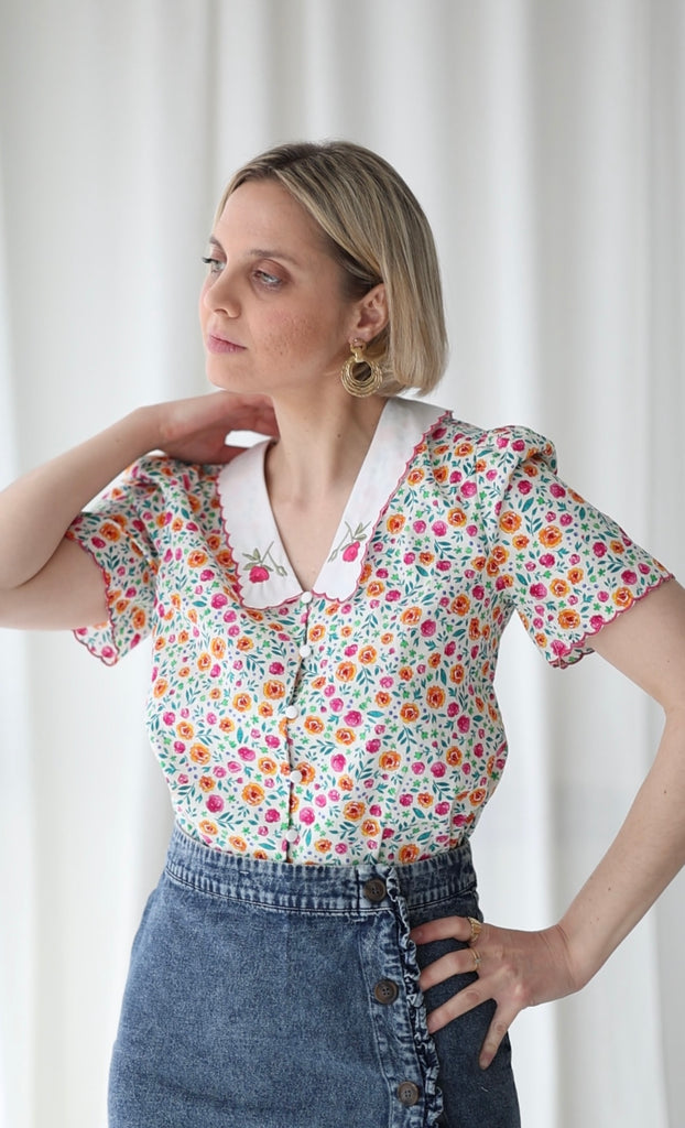 camicetta in cotone cropped orli smerlati e ricamo rosa sul colletto