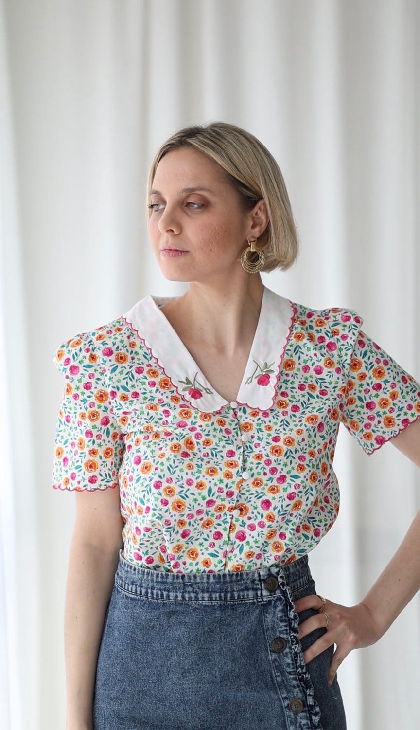 camicetta in cotone cropped orli smerlati e ricamo rosa sul colletto