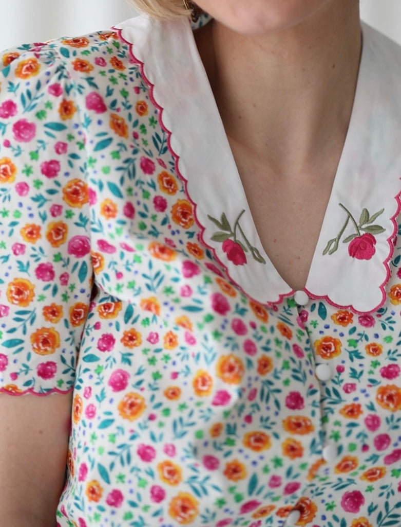 camicetta in cotone cropped orli smerlati e ricamo rosa sul colletto