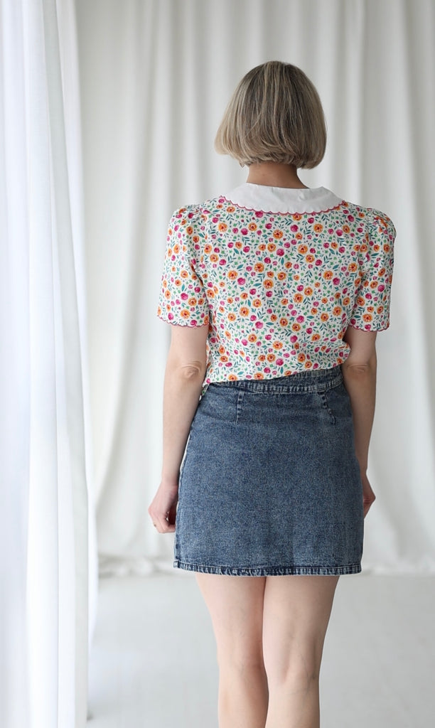 camicetta in cotone cropped orli smerlati e ricamo rosa sul colletto