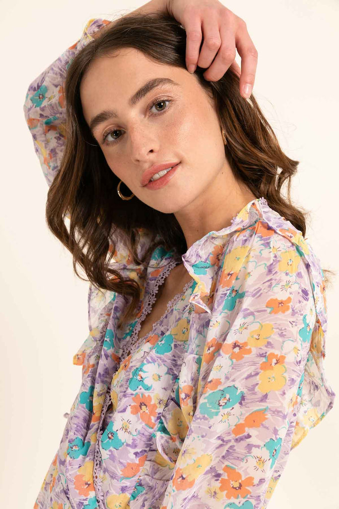 vestito malva a portafoglio a fiori colorati, pizzo trama a fiori e volant