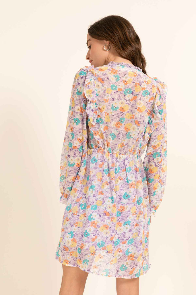 vestito malva a portafoglio a fiori colorati, pizzo trama a fiori e volant