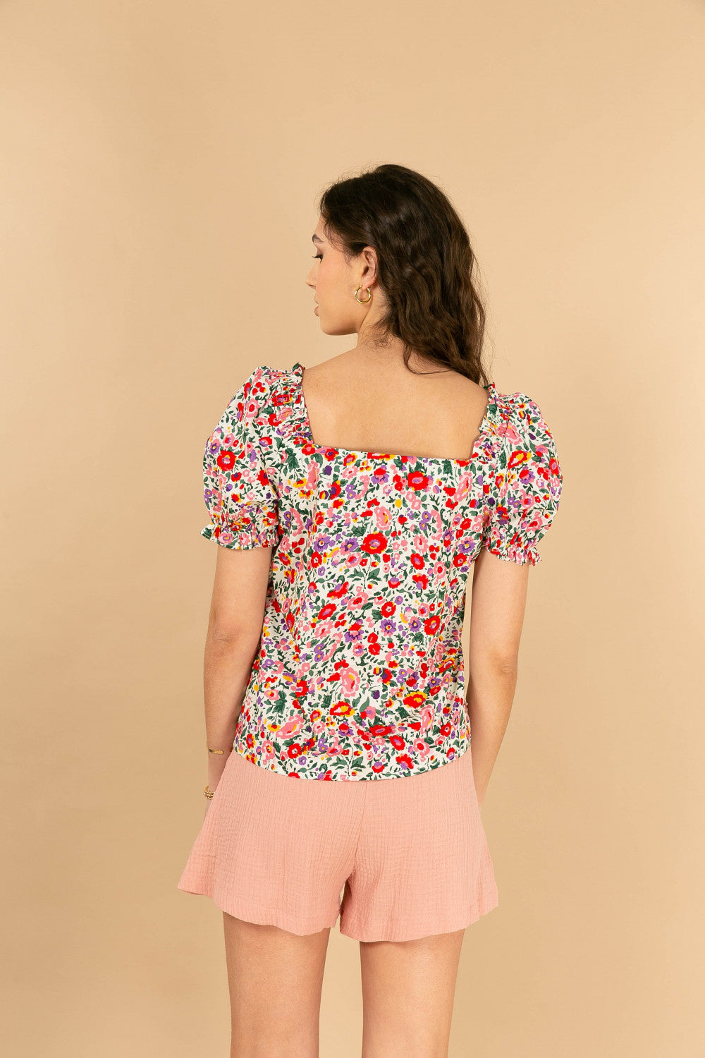 top cotone con fiori colorati e rouches