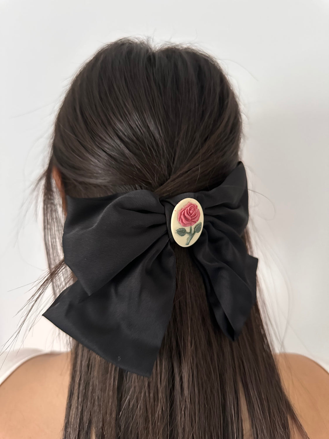 Fermaglio Belle in satin con cameo centrale raffigurante una rosa, elegante accessorio per capelli.