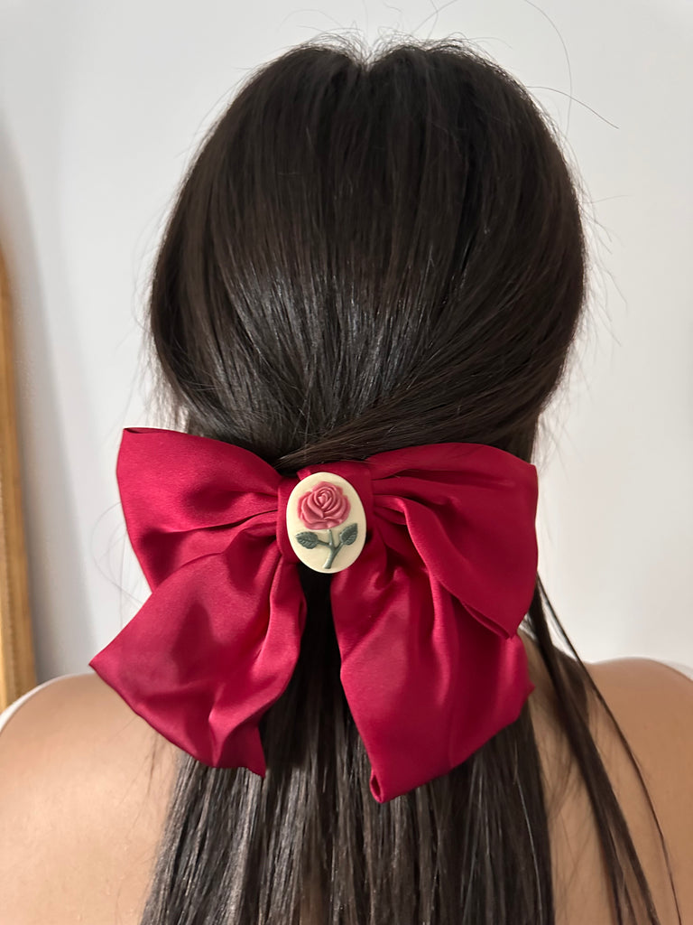 Fermaglio Belle in satin con cameo centrale raffigurante una rosa, elegante accessorio per capelli.