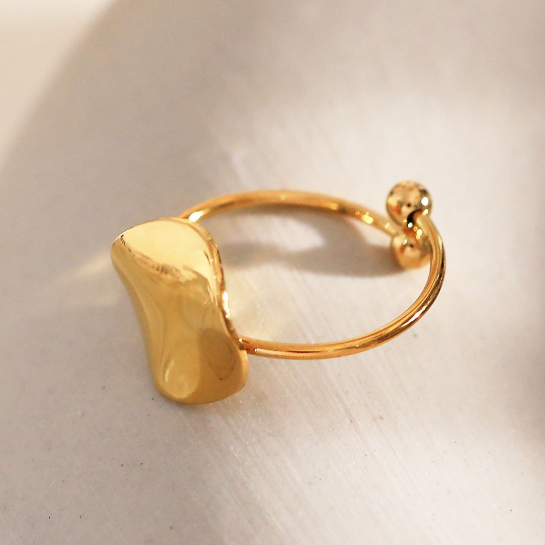 Eclat Paris anello acciaio inox sottile con placchetta martellata finitura dorata