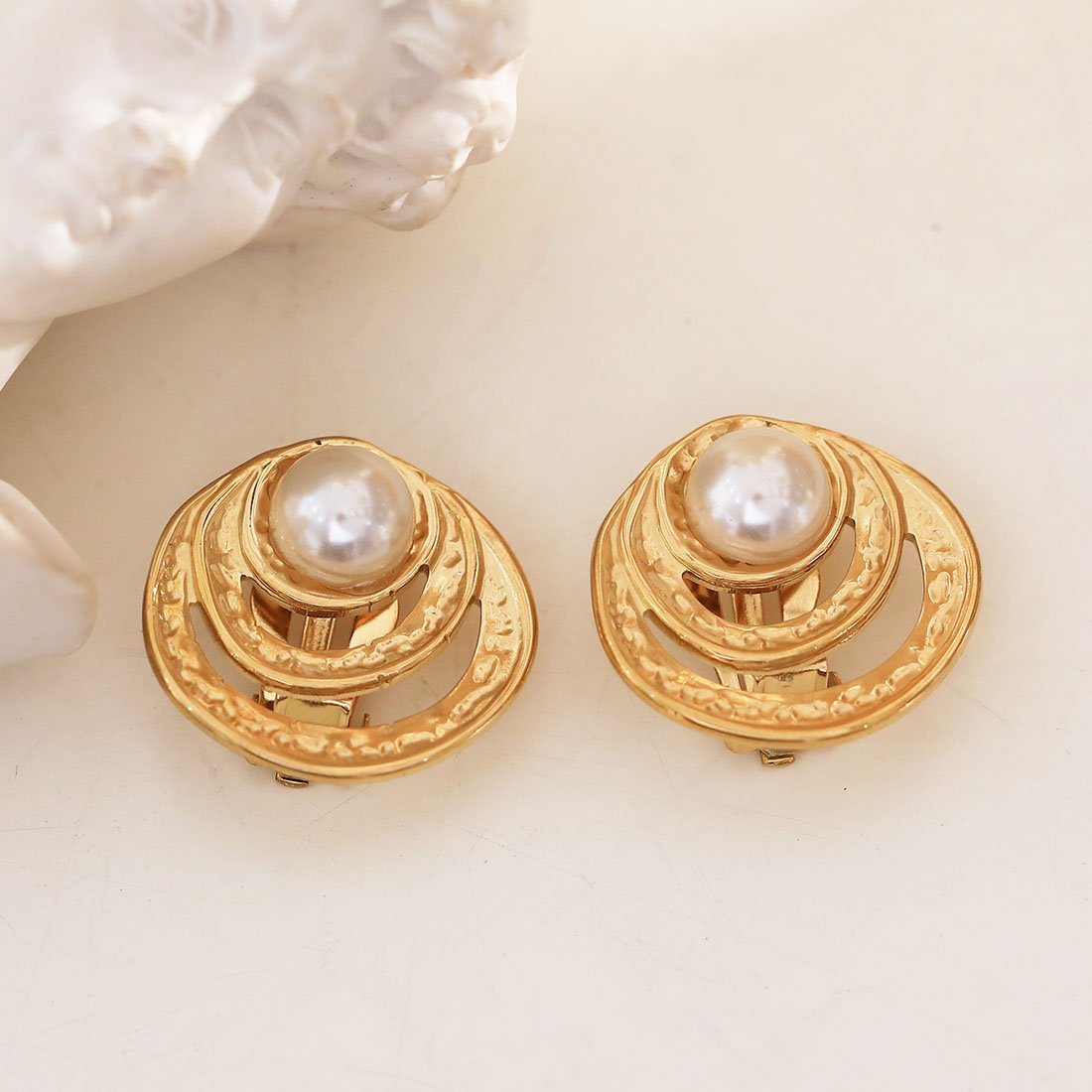 Eclat  Paris orecchini clip finitura dorata con perla bianca, multicerchio