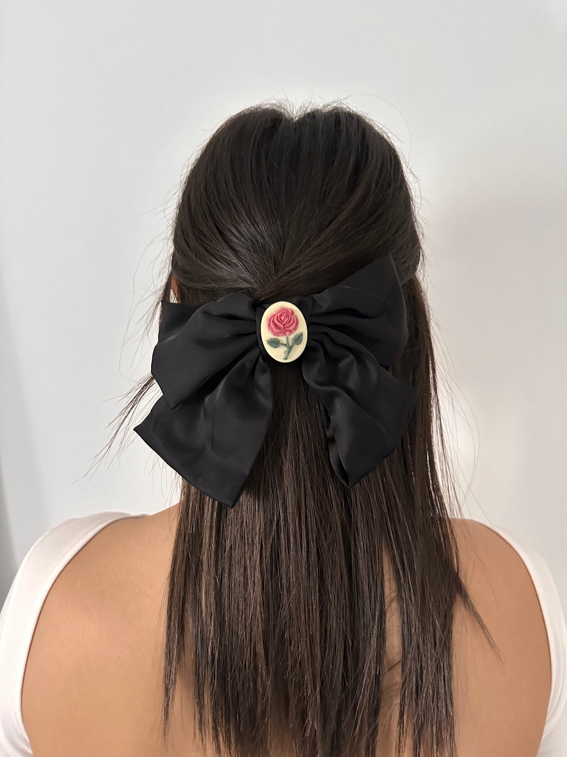 Fermaglio Belle in satin con cameo centrale raffigurante una rosa, elegante accessorio per capelli.