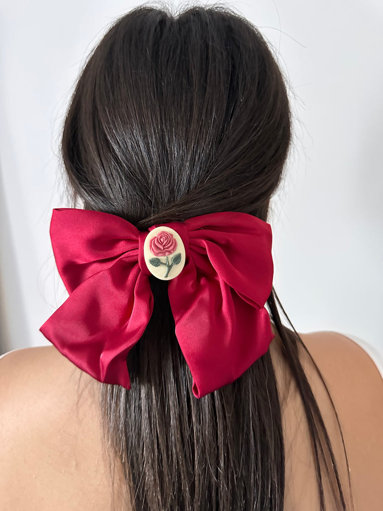 Fermaglio Belle in satin con cameo centrale raffigurante una rosa, elegante accessorio per capelli.