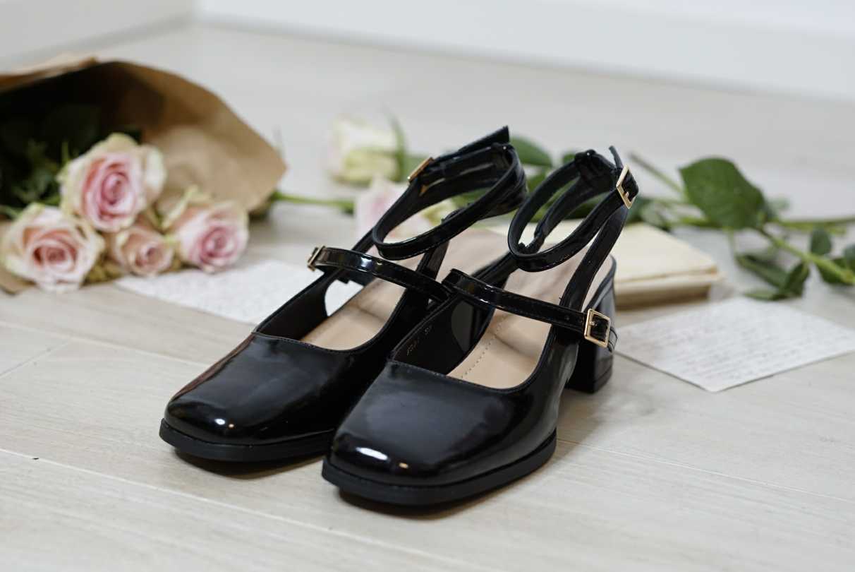scarpe mary-jane in vernice nera modello slingback
