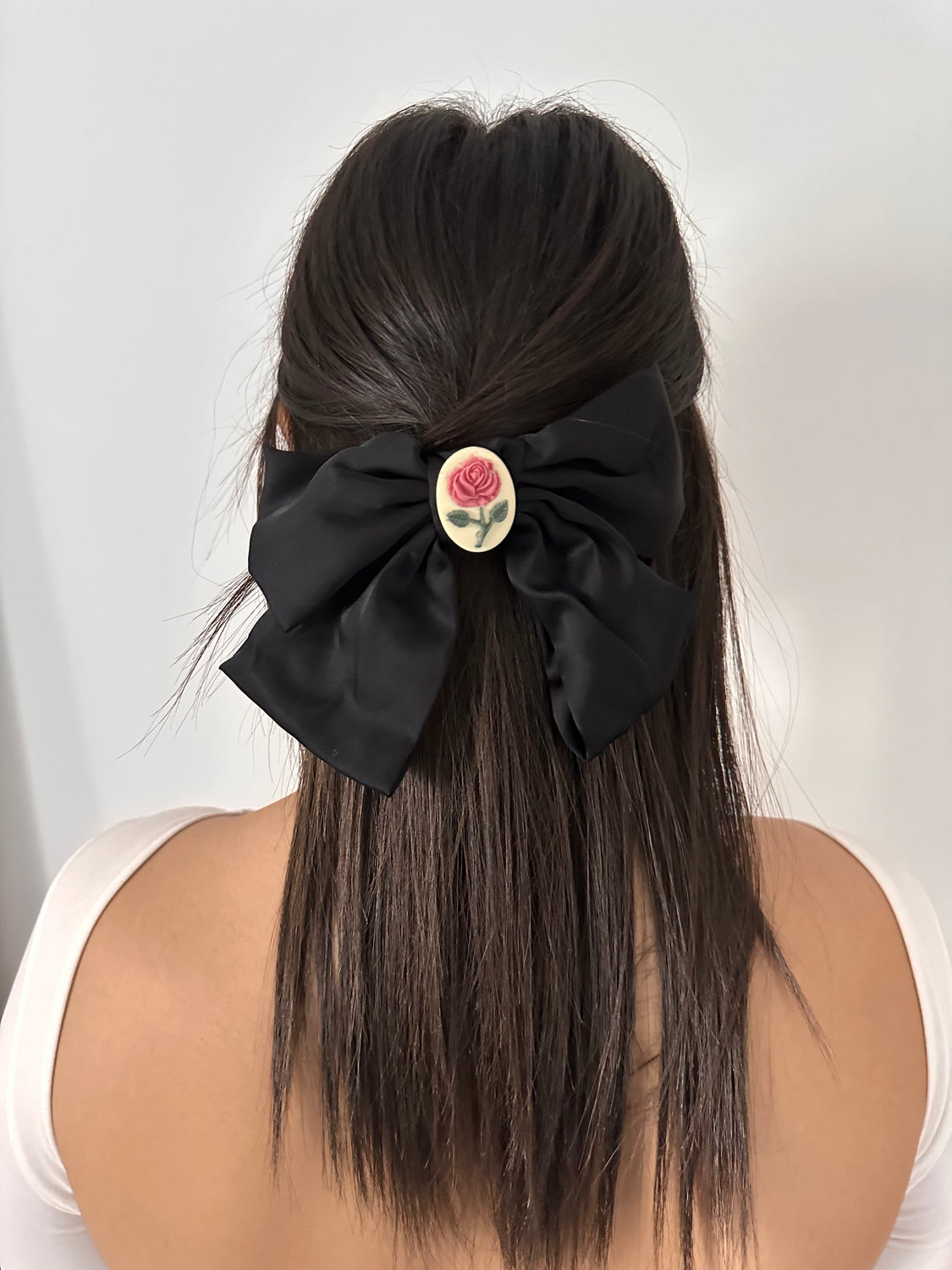 Fermaglio Belle in satin con cameo centrale raffigurante una rosa, elegante accessorio per capelli.