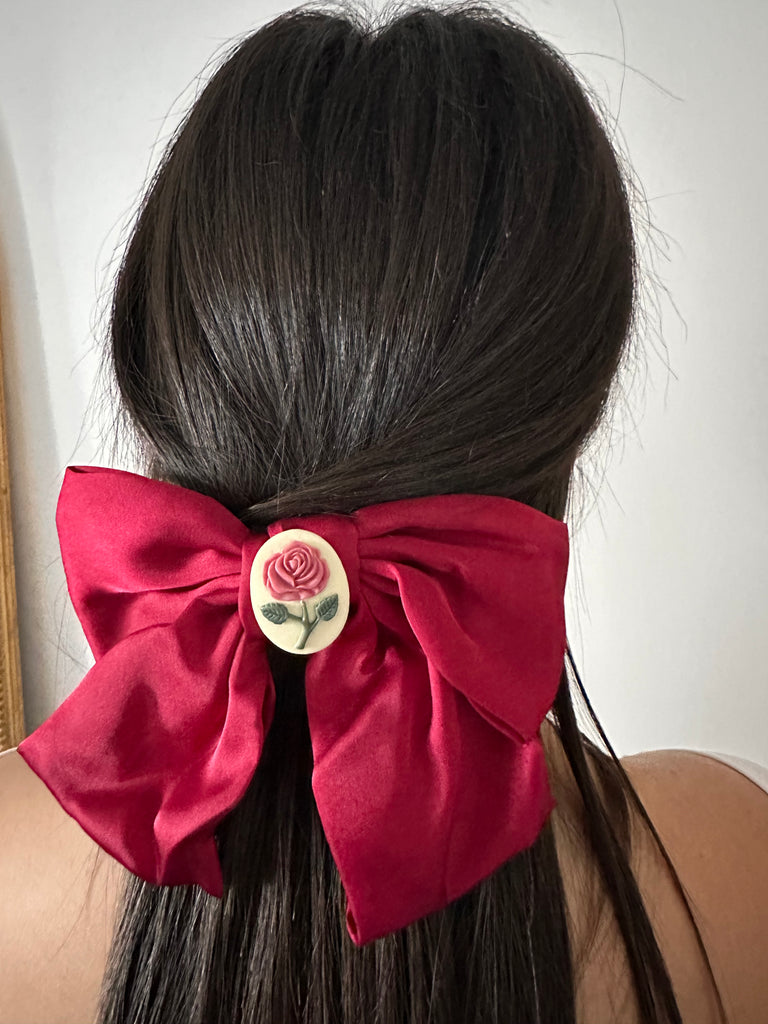 Fermaglio Belle in satin con cameo centrale raffigurante una rosa, elegante accessorio per capelli.