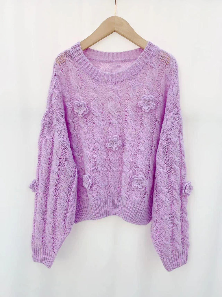 pull lilla lavorato in tricot con trecce e applicazione di fiori tono su tono