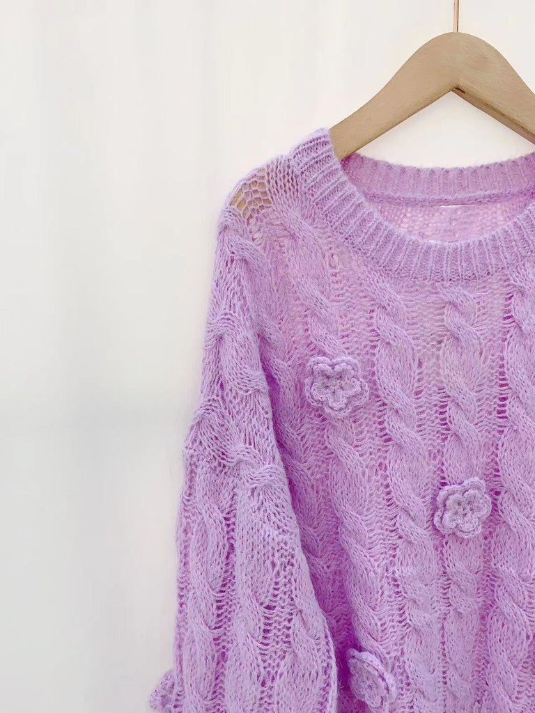 pull lilla lavorato in tricot con trecce e applicazione di fiori tono su tono