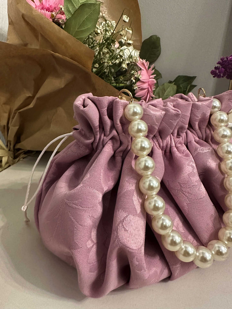 borsa sartoriale in tessuto damascato di raso rosa con motivo floreale