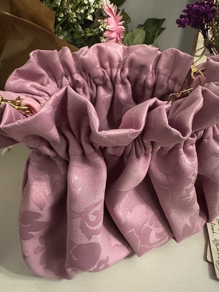 borsa sartoriale in tessuto damascato di raso rosa con motivo floreale