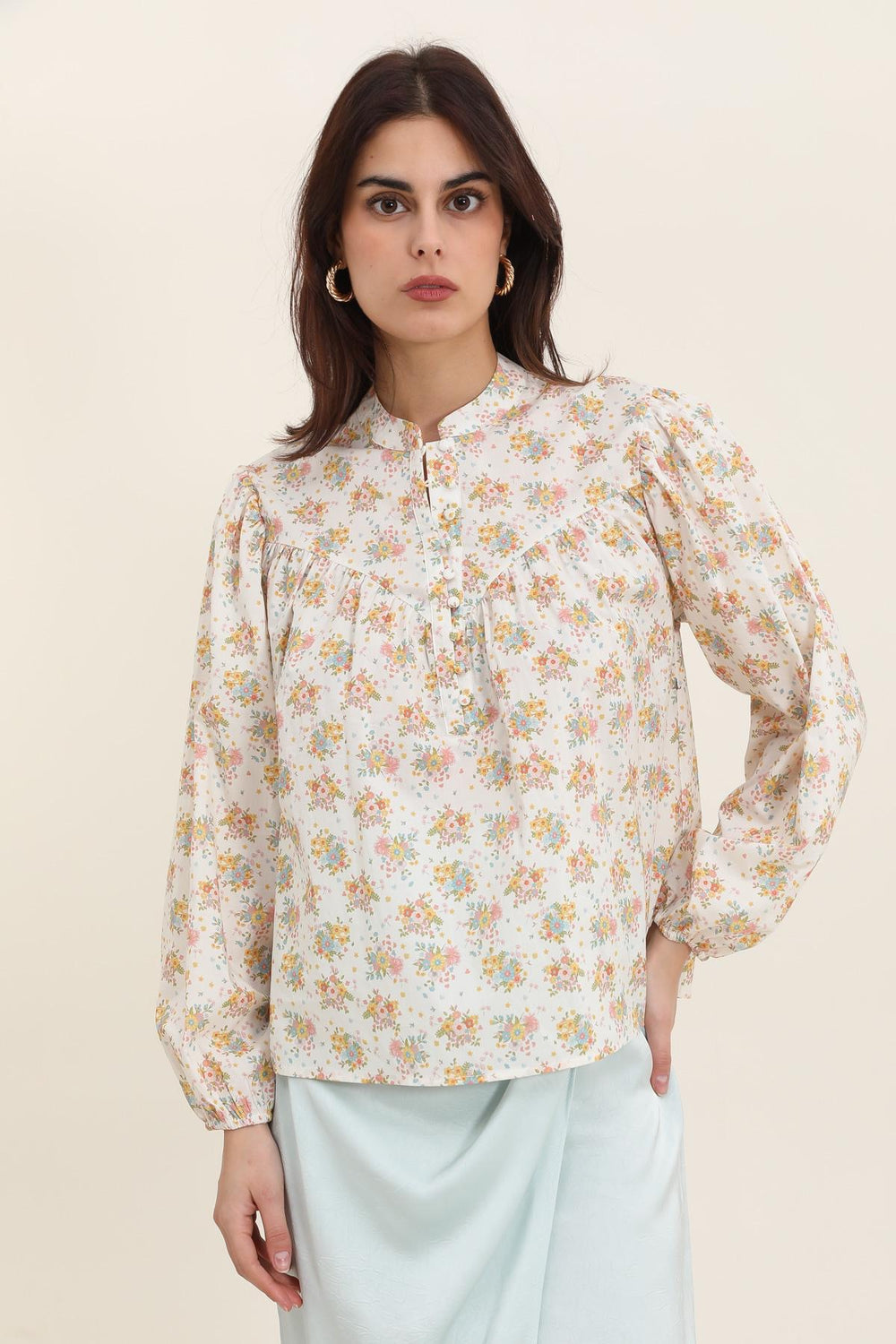 camicia in cotone a fiorellini color pastello e maniche ampie