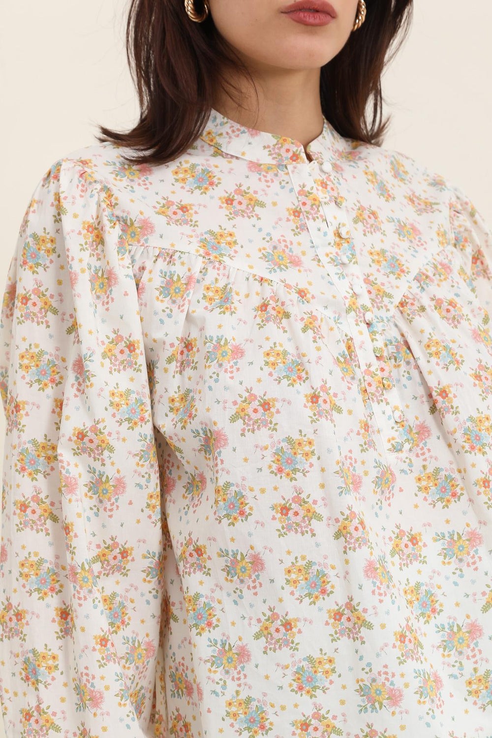 camicia in cotone a fiorellini color pastello e maniche ampie