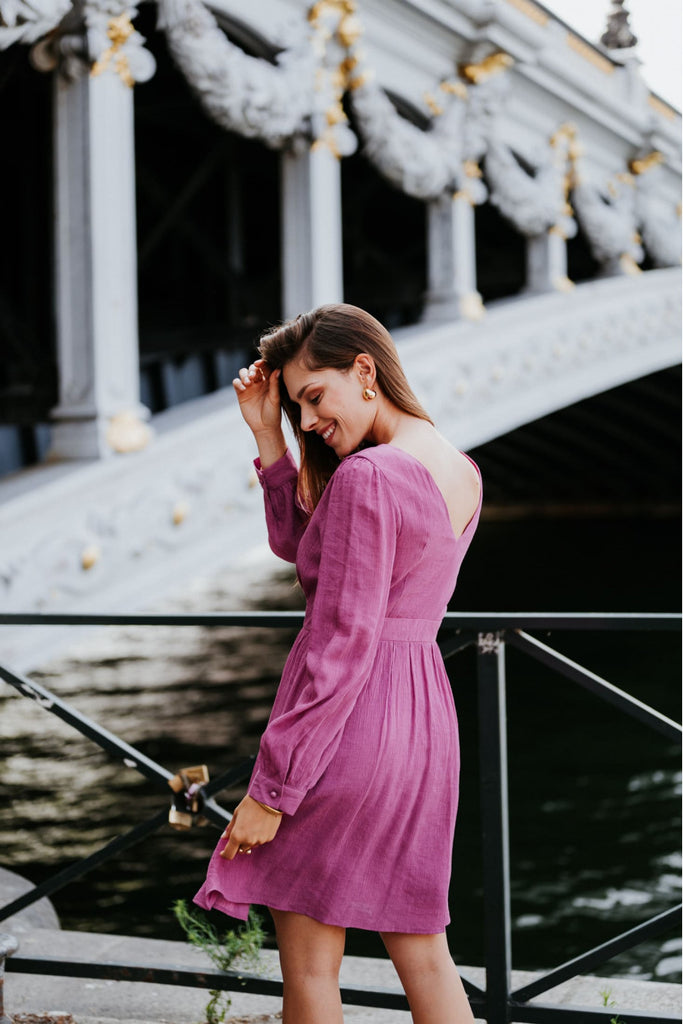 abito plissettato stile romantico scollo a v schiena colore rosa viola