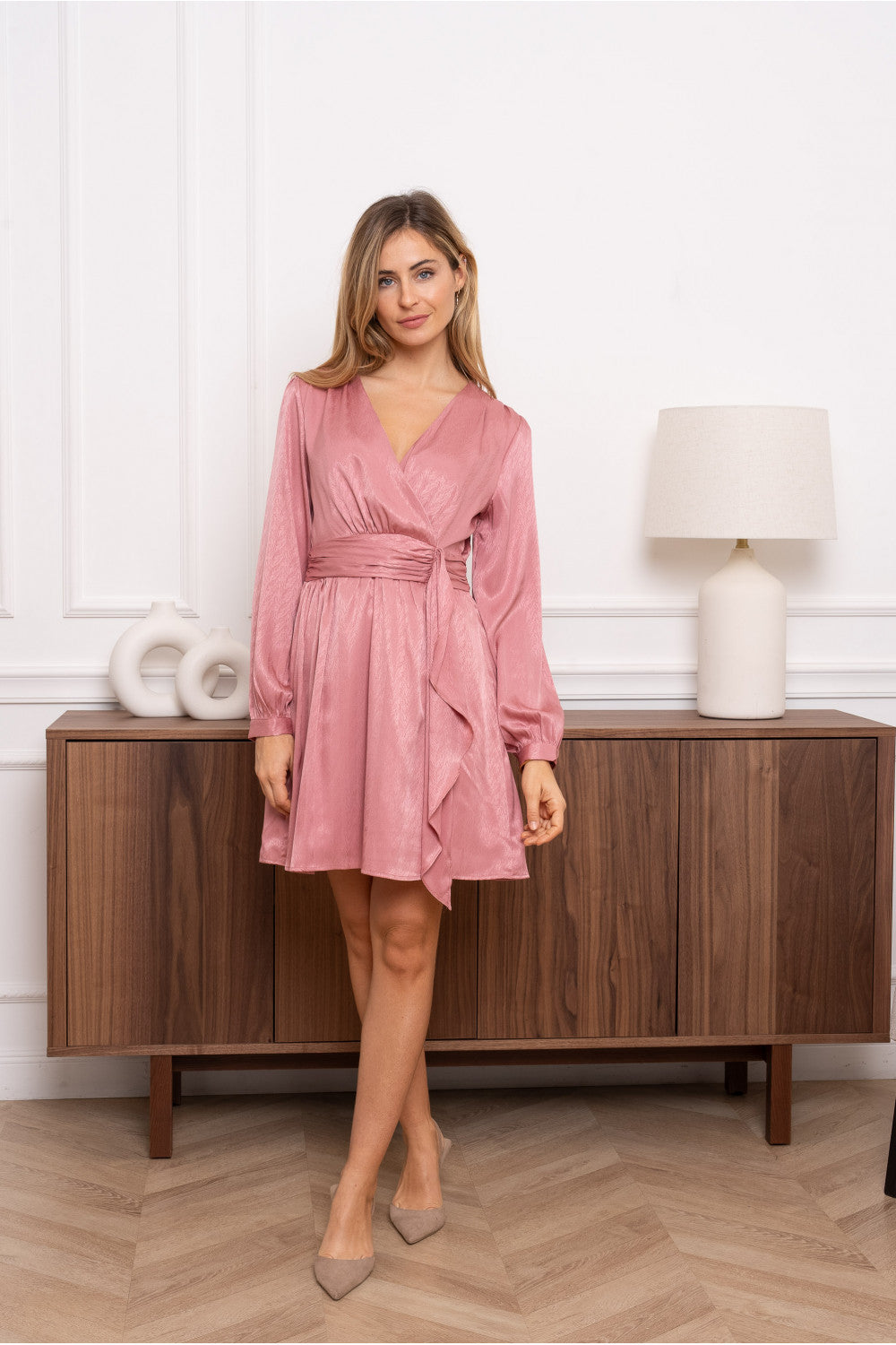 vestito elegante in raso rosa con drappeggio