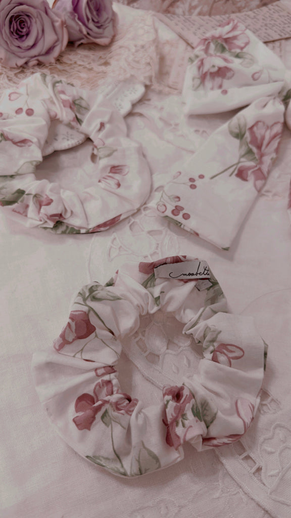 handmade chouchou elastico per capelli cotone bianco con fiori rosa e foglioline verdi