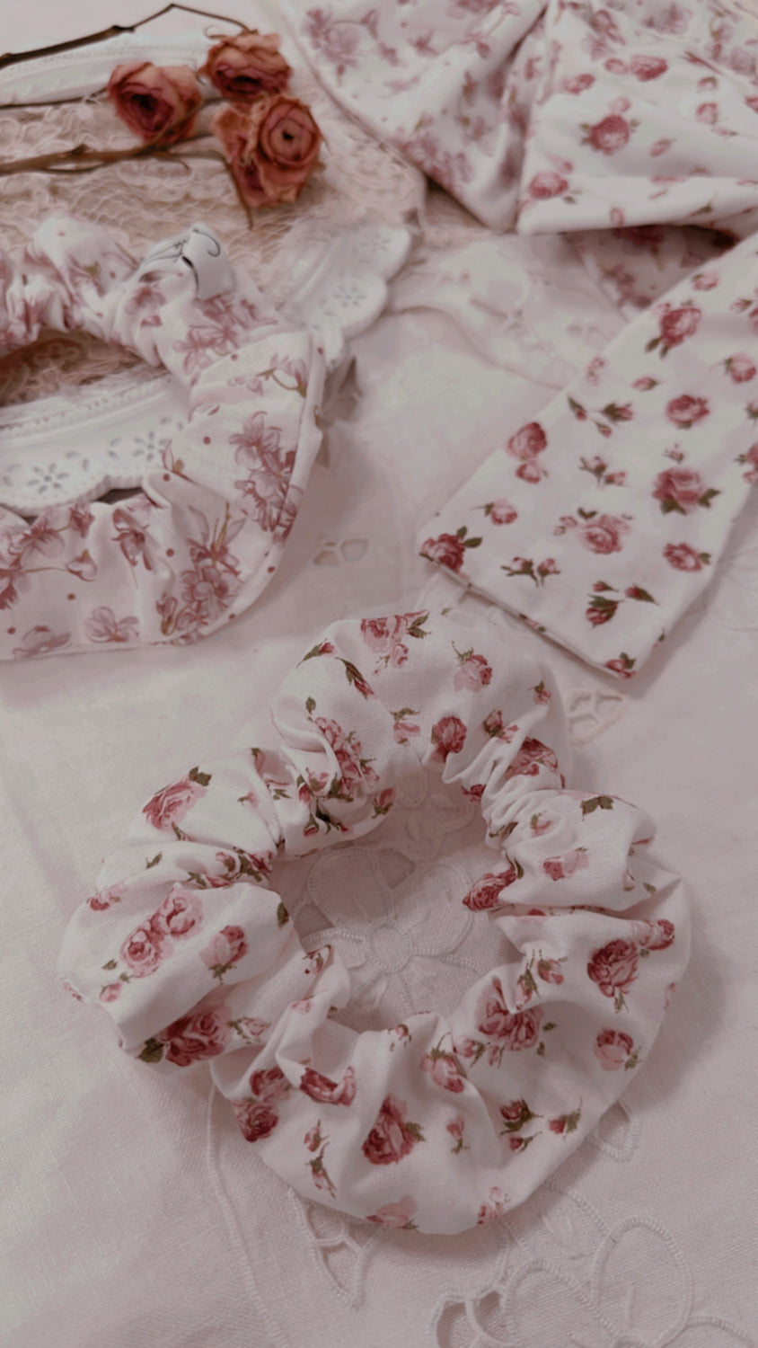handmade chouchou elastico per capelli in cotone bianco con roselline rosa