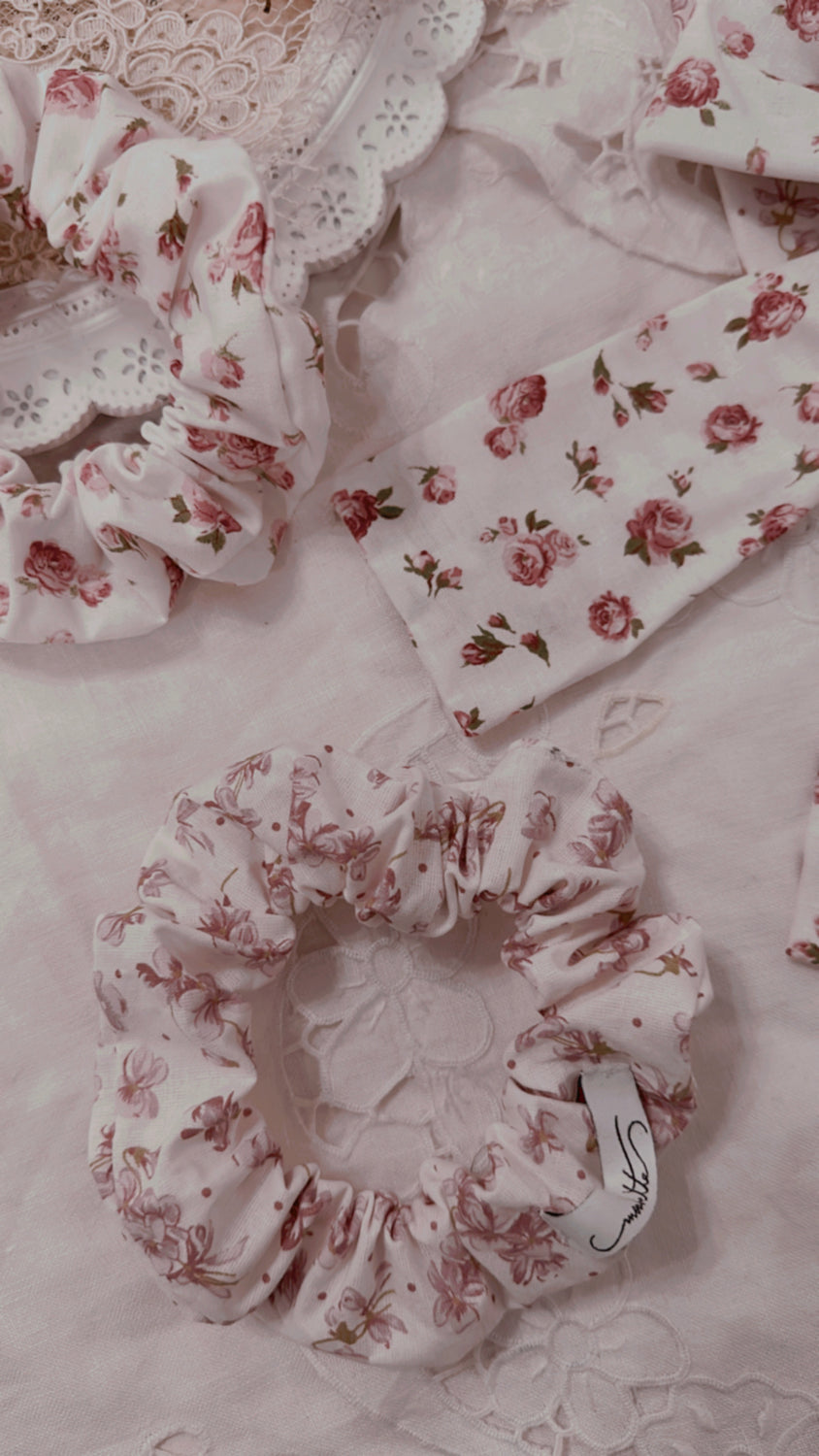 handmade chouchou elastico per capelli cotone bianco con fiorellini rosa