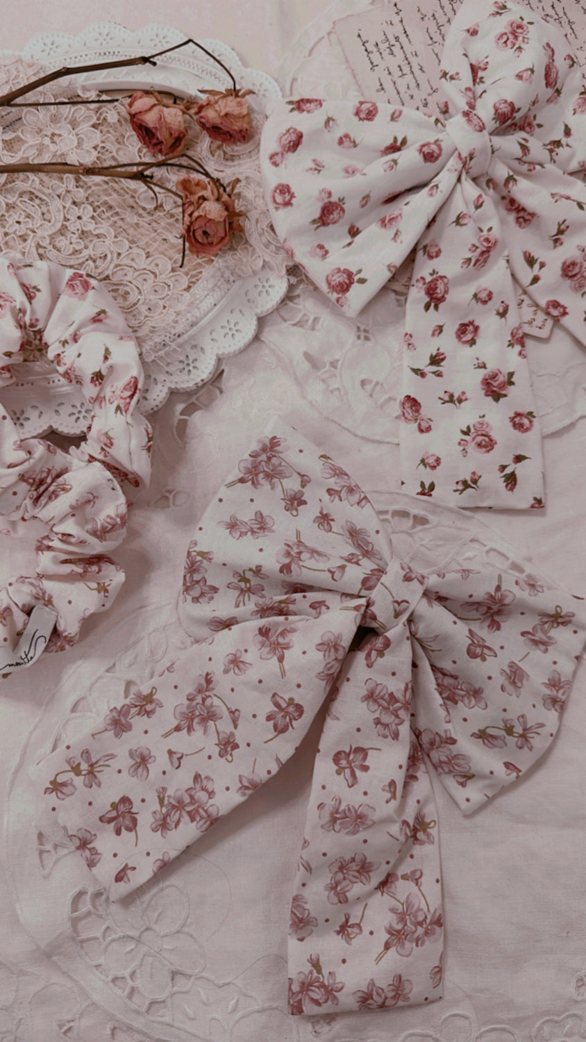 handmade fermaglio fiocco in cotone bianco con fiorellini rosa