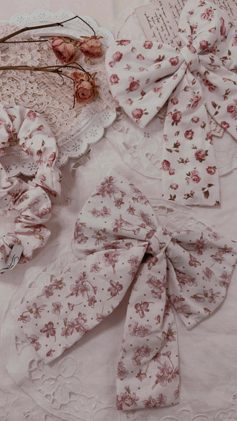 Les petites Joies - Handmade Collection - Fermaglio fiocco capelli in cotone con fiorellini rosa
