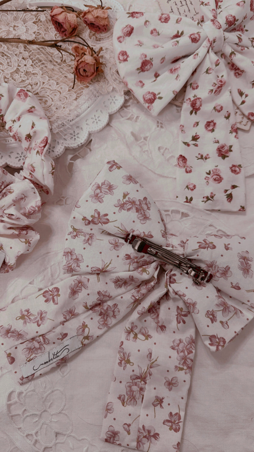handmade fermaglio fiocco in cotone bianco con fiorellini rosa