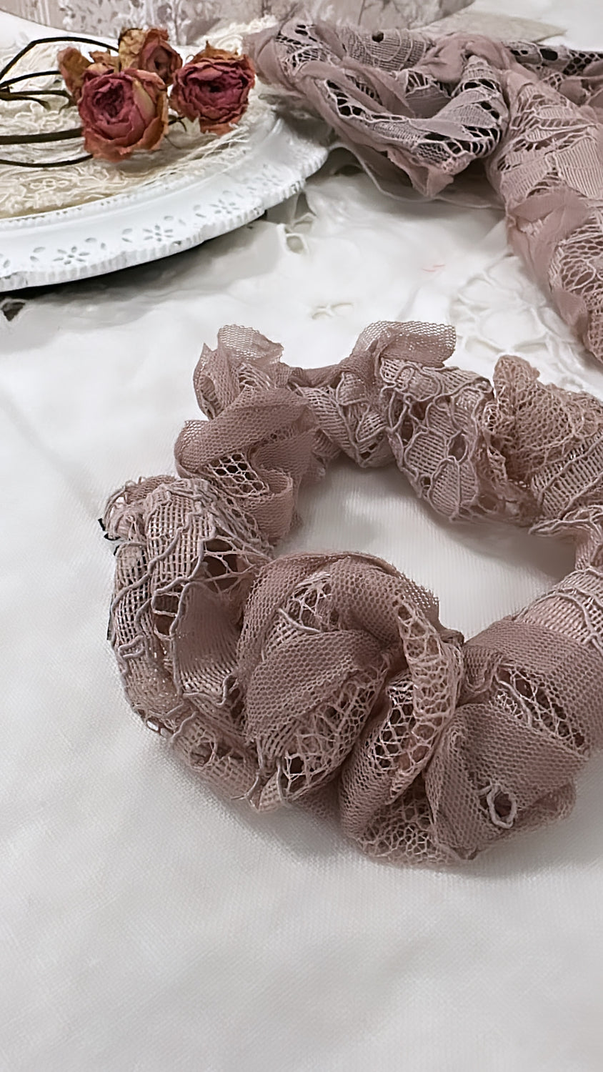 handmade chouchou elastico per capelli in pizzo rosa antico con inserti in rilievo