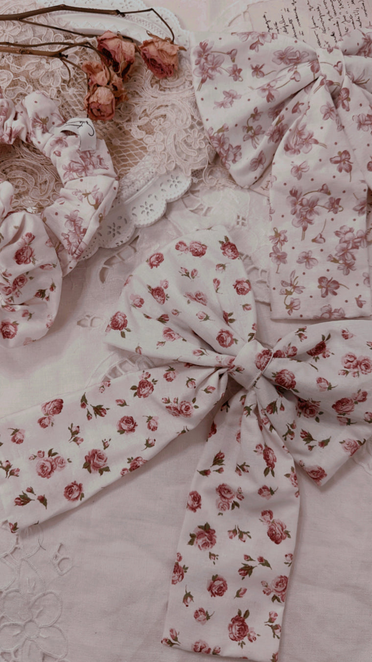Les petites Joies - Handmade Collection - Fermaglio fiocco capelli in cotone con roselline (versione rosa)