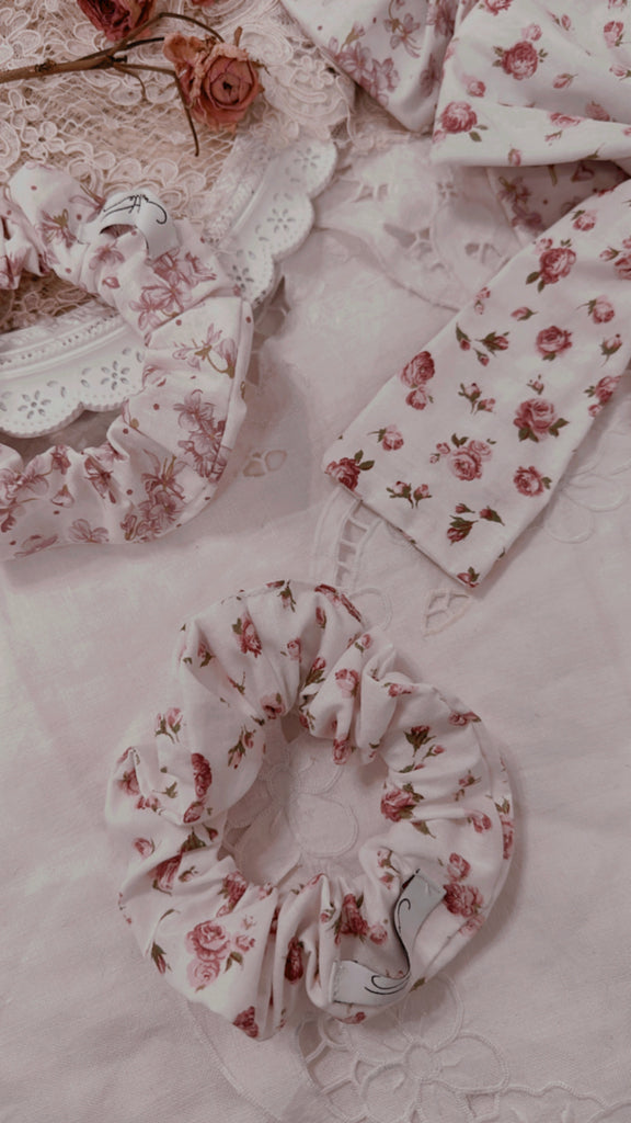 handmade chouchou elastico per capelli in cotone bianco con roselline rosa