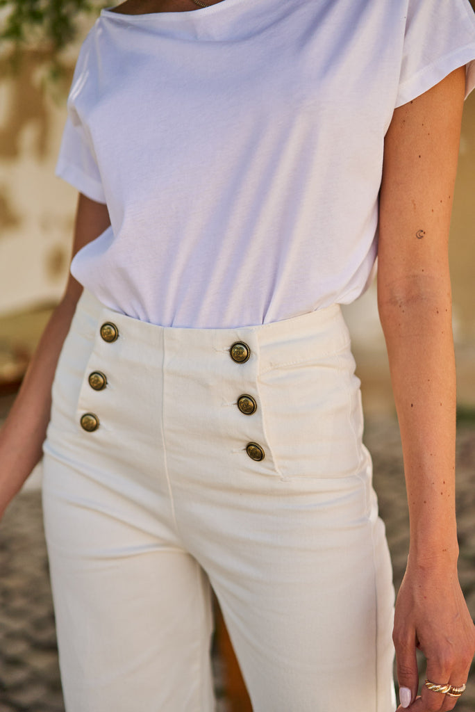 jeans svasati bianchi in cotone con bottoni dorati 