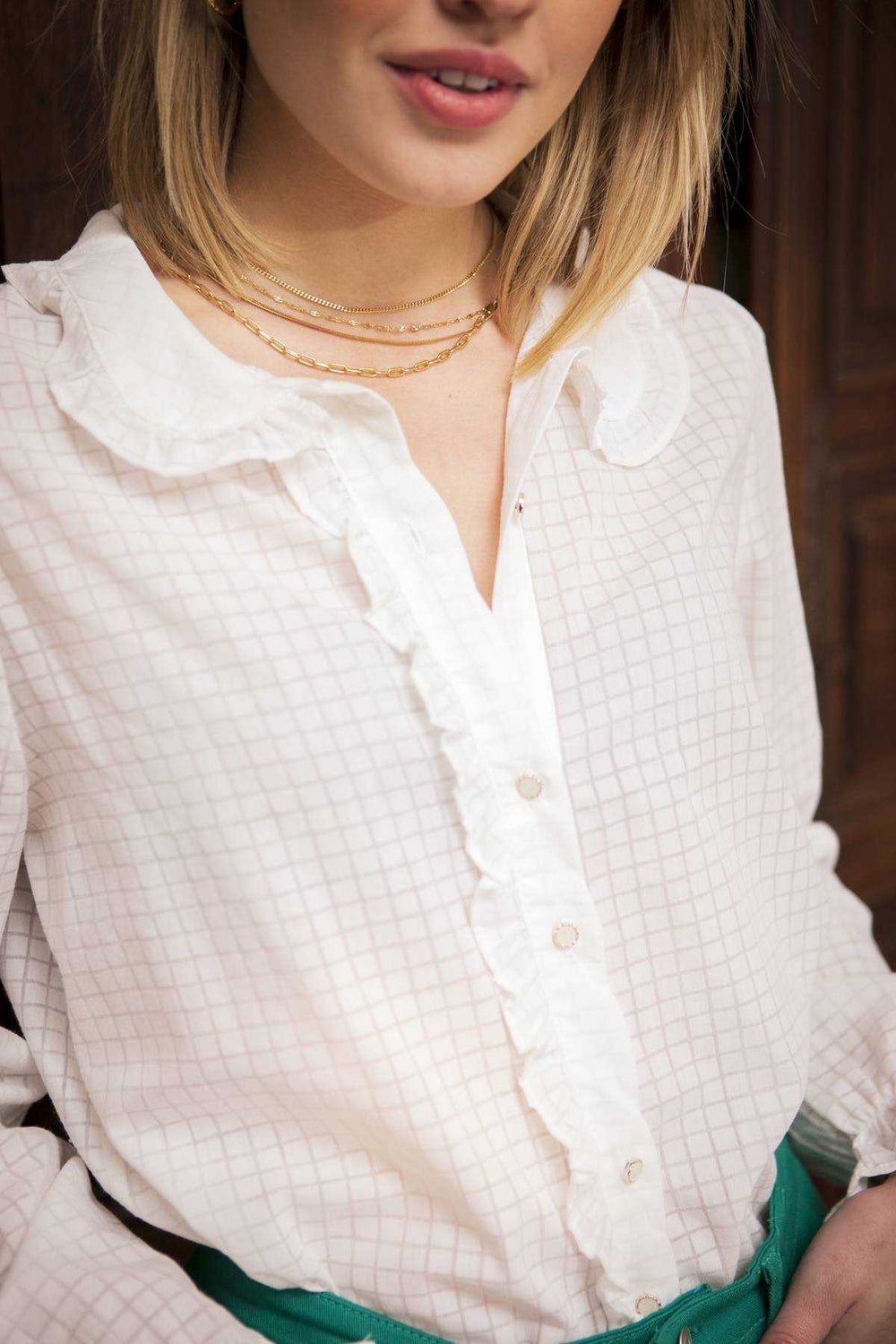 camicetta misto cotone con bottoncini gioiello, colletto e rouches